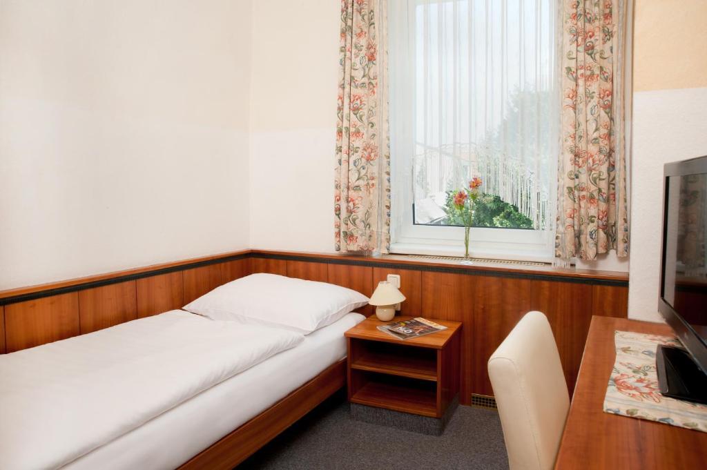 Hubertushof Fromwald Hotel Und Gasthof Bad Fischau Екстер'єр фото