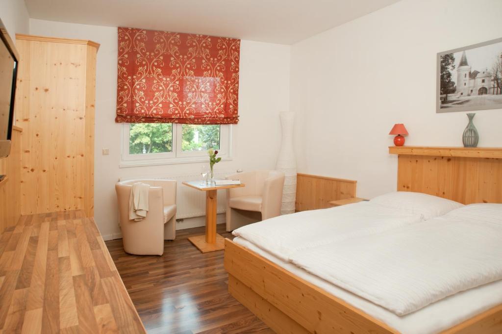 Hubertushof Fromwald Hotel Und Gasthof Bad Fischau Екстер'єр фото