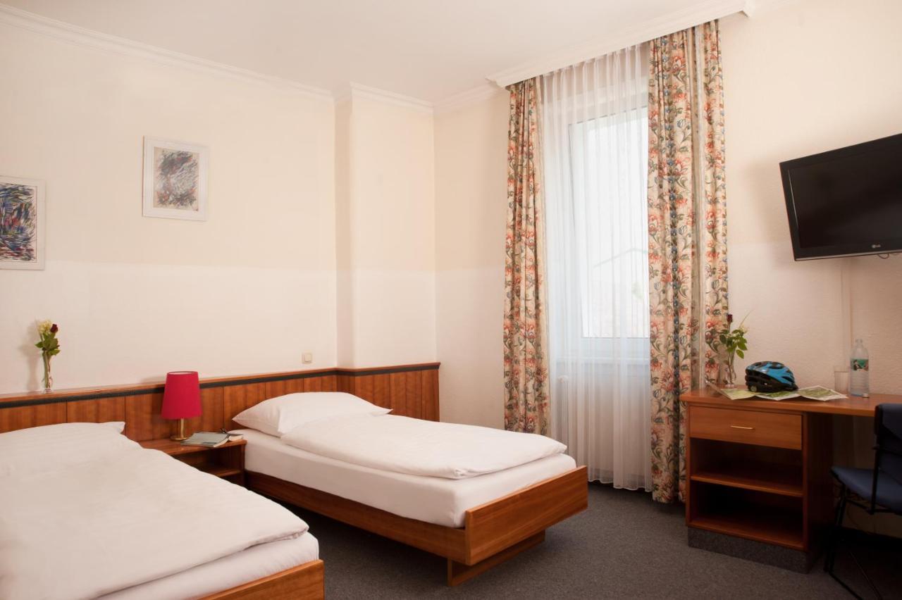 Hubertushof Fromwald Hotel Und Gasthof Bad Fischau Екстер'єр фото